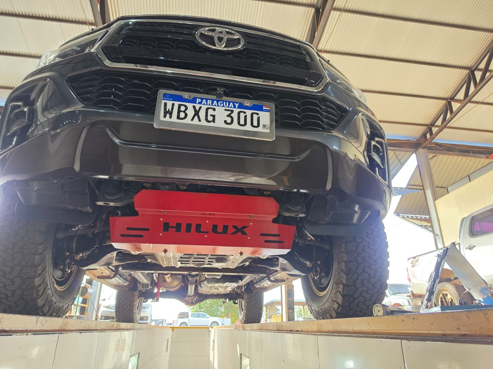 Toyota Hilux con cubrecárter PROTCARD instalado