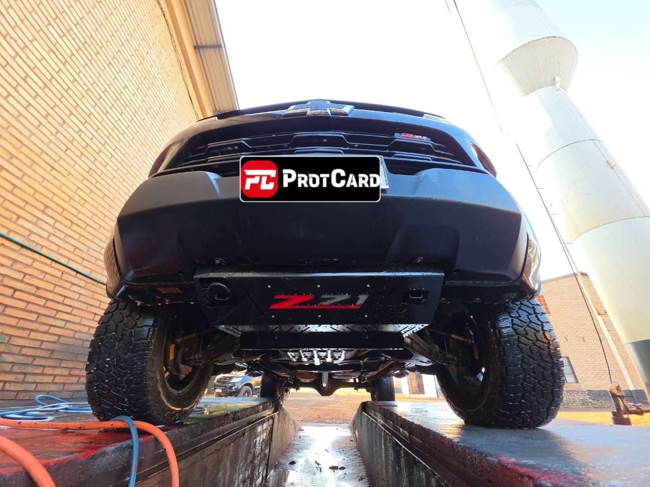 Chevrolet Z71 en el elevador con el cubrecárter PROTCARD montado